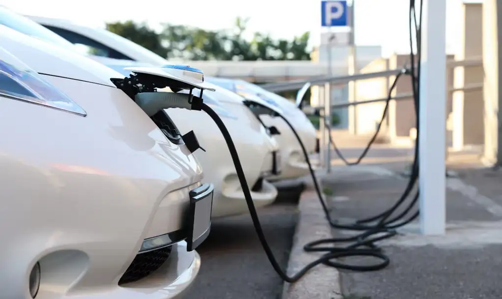 Illustration d'une personne choisissant entre plusieurs modèles de voitures électriques, avec des icônes représentant autonomie, recharge à domicile, taille, budget et équipements, symbolisant les critères clés pour faire le bon choix.