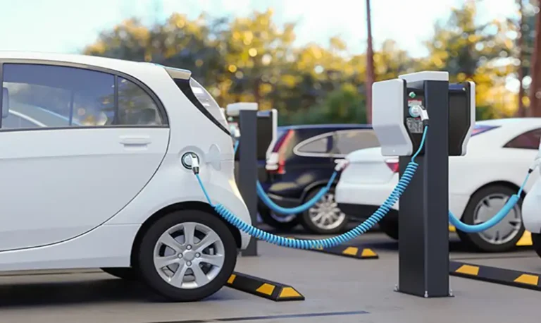 STREL : Illustration d’un conducteur souriant devant une voiture électrique, tenant une checklist “Comment choisir sa voiture électrique ?” avec des icônes d’autonomie, recharge, budget et confort.