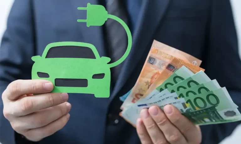 STREL : Homme en costume tenant une silhouette verte de voiture électrique avec prise branchée dans une main, et des billets d’euros dans l’autre, symbolisant les économies réalisées avec une voiture électrique.