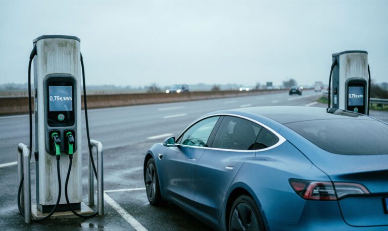 ⚡ ARNAQUE ou RÉALITÉ ? Pourquoi votre recharge autoroute voiture électrique frôle le prix de l’essence en 2026
